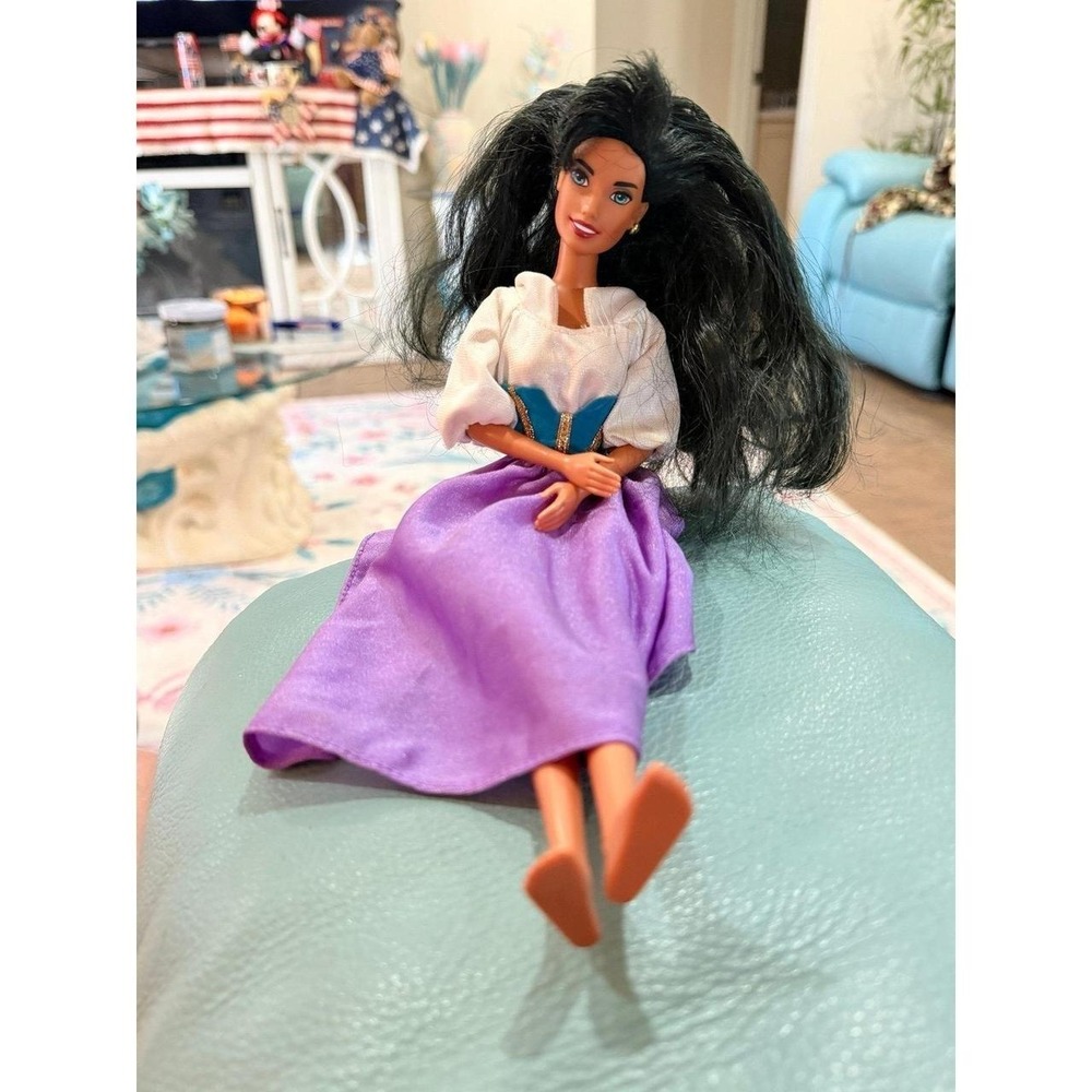 Disneys Esmeralda Barbie -
Missing earring